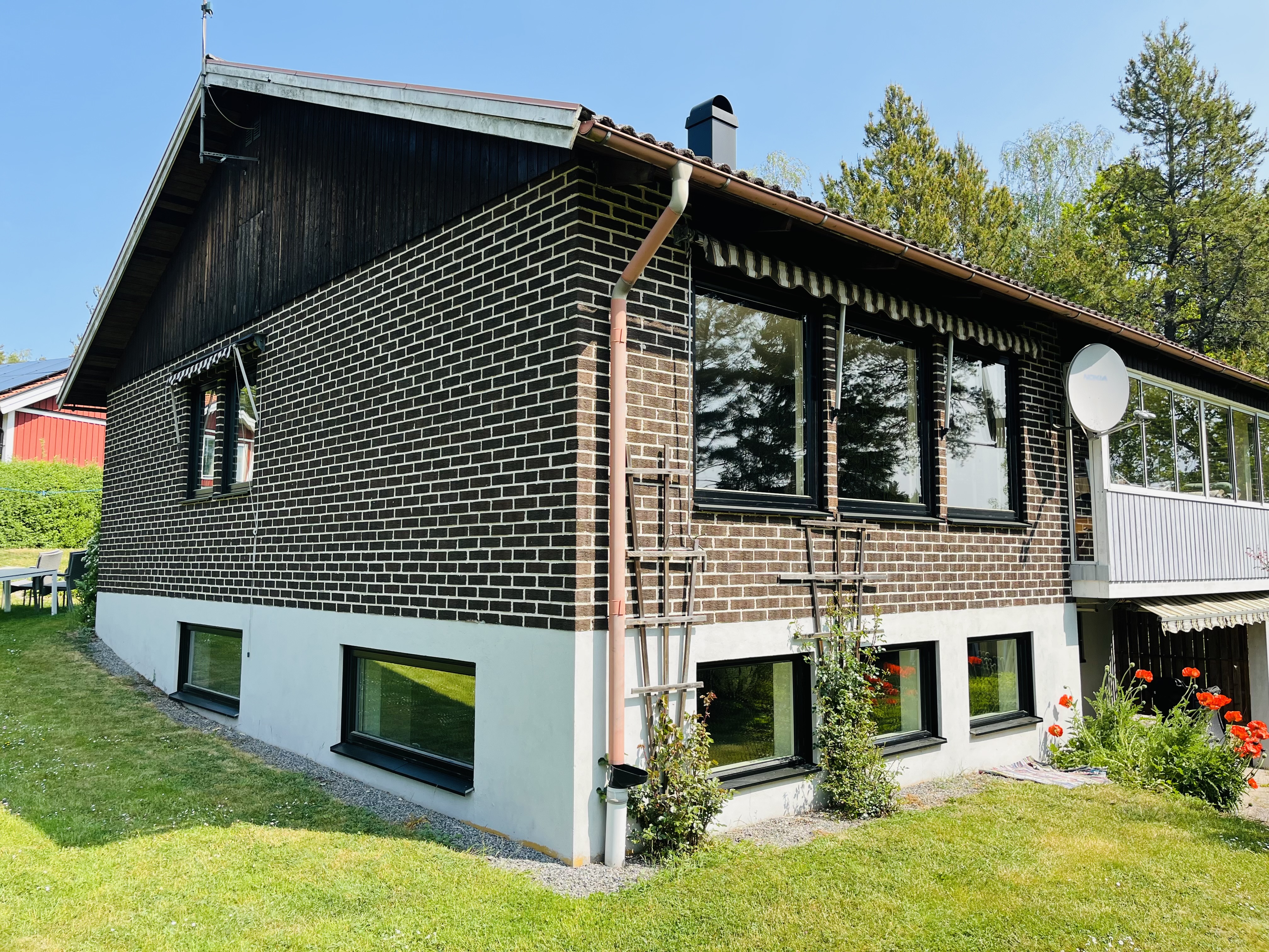 Villa med svarta fönster